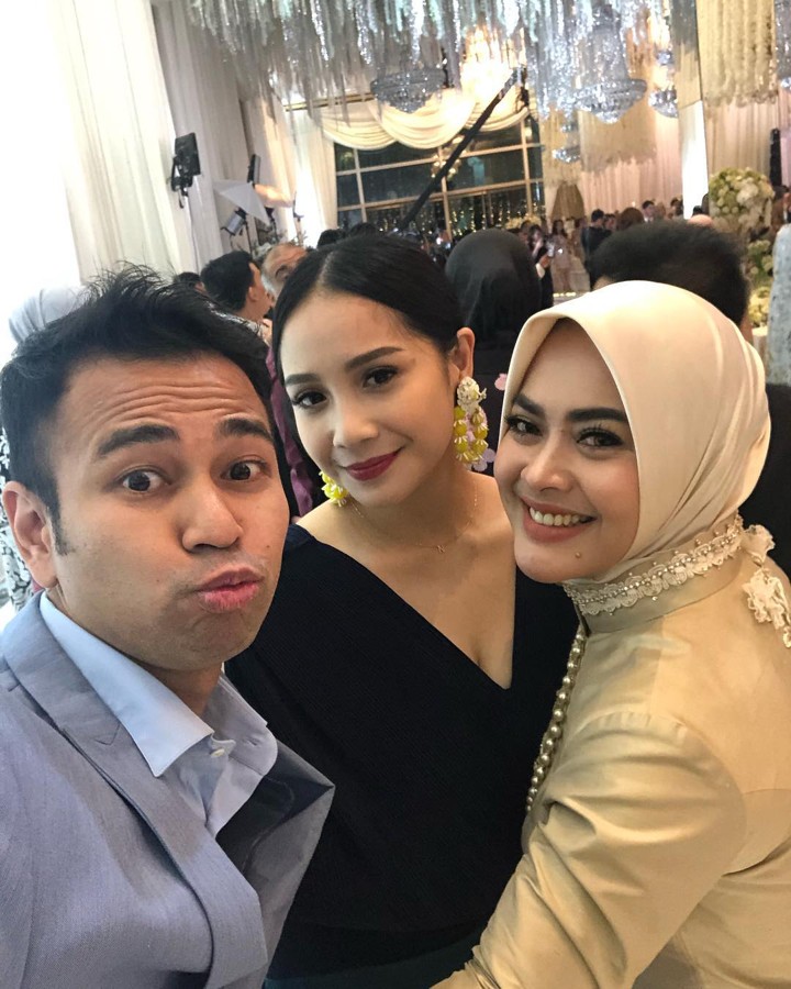 Raffi Ahmad dan Nagita Slavina Malah Asyik Selfie Bareng Adik Syahrini