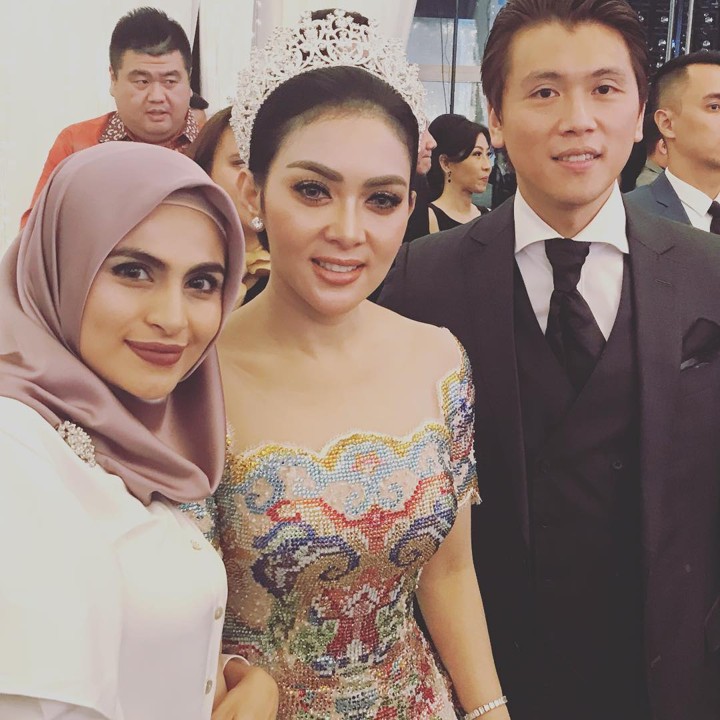 Syahrini Tetap Ramah Layani Permintaan Selfie Para Artis yang Diundang