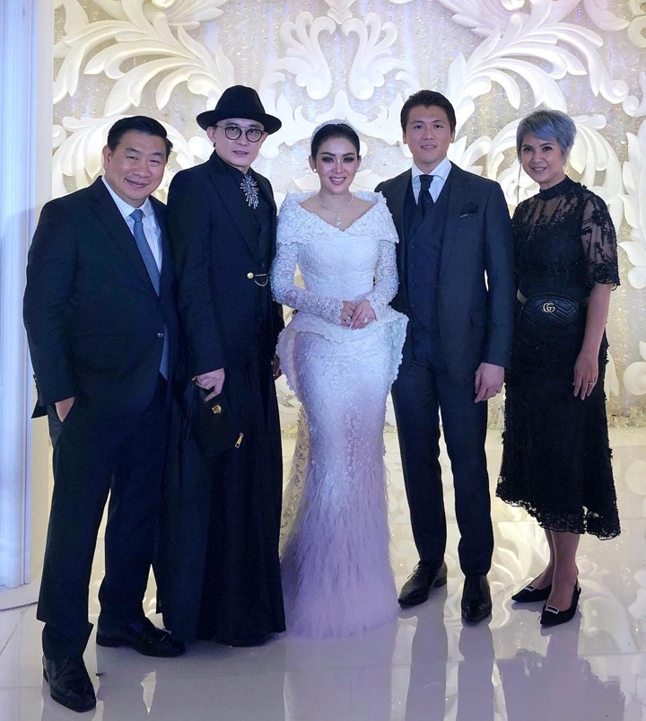 Syahrini Tampil Mempesona Bak Putri dengan Gaun Baru Serba Putih