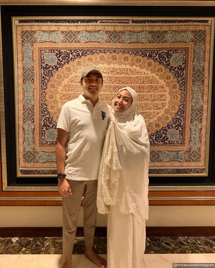 Ayu Dewi Tampil Sederhana Pakai Mukena Saat Ucapkan Selamat Puasa