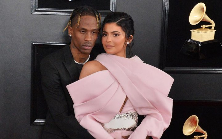 Kylie Jenner Buatkan Tato Cinta untuk Travis Scott