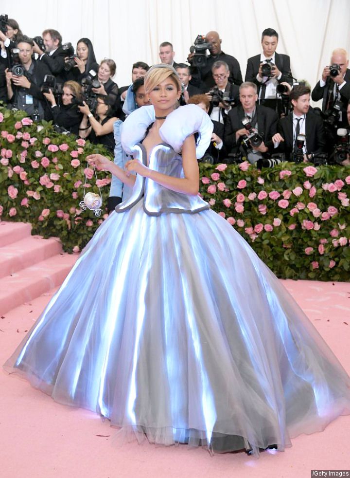 Zendaya Tampil Bak Cinderella Dalam Balutan Gaun Cantik yang Bisa Menyala
