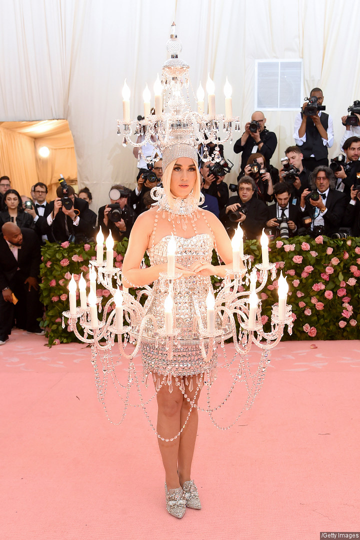 Katy Perry Curi Perhatian Tampil Mewah dengan Gaun Chandelier