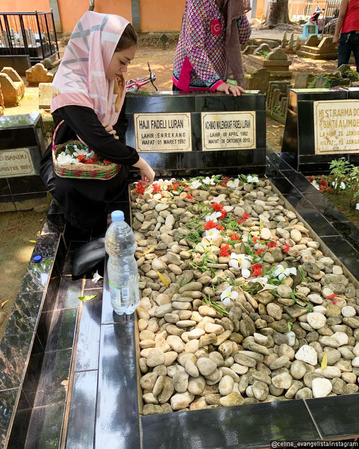 Cantik Berhijab Saat Ziarah ke Makam Sang Kakek Buyut