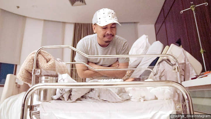 Manisnya Raditya Dika Terus Pandangi Sang Putri yang Baru Lahir