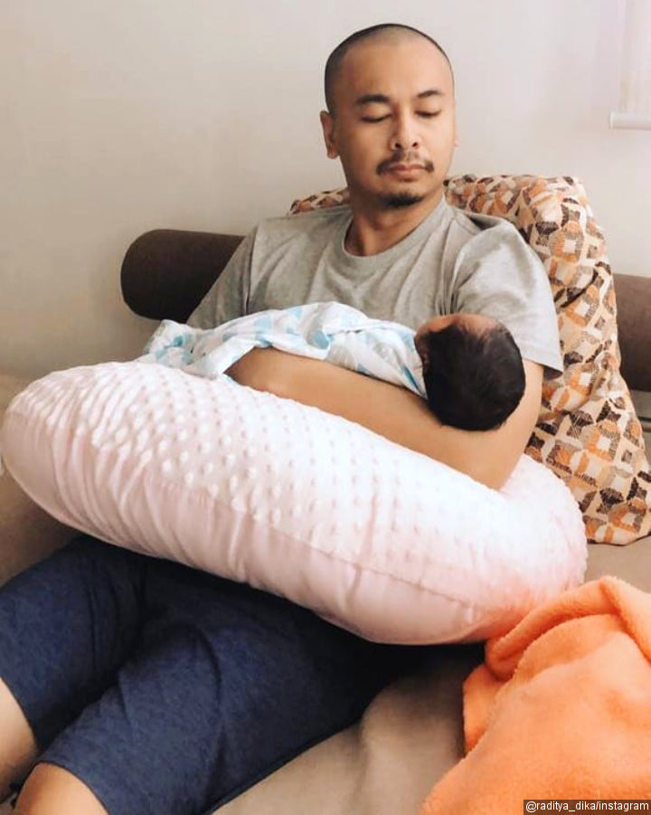 Tegang Gendong Anak, Kocaknya Raditya Dika Dibilang Mirip Wendi Cagur