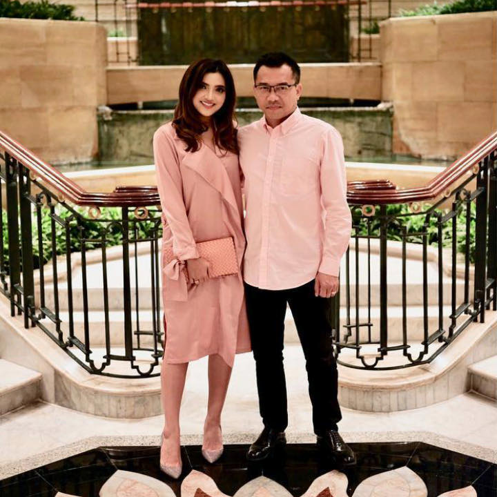 Kompak Pakai Baju Pink Saat Rayakan Hari Valentine 14 Februari 2019