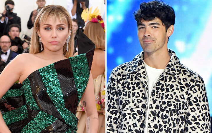 Kocaknya Wajah Miley Cyrus Berubah Jadi Joe Jonas Gara-Gara Filter Snapchat