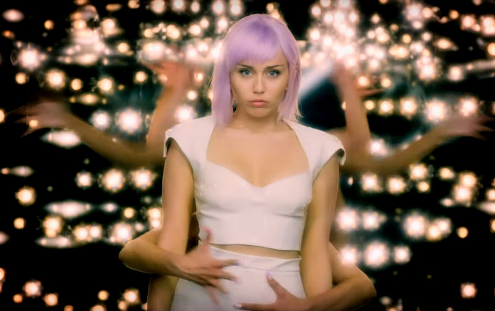 Trailer Perdana 'Black Mirror' Season 5 Tampilkan Miley Cyrus