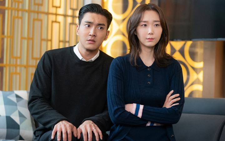 Tangan Siwon Saat Rangkul Lee Yoo Young di Lokasi Syuting Drama Berhasil Curi Fokus