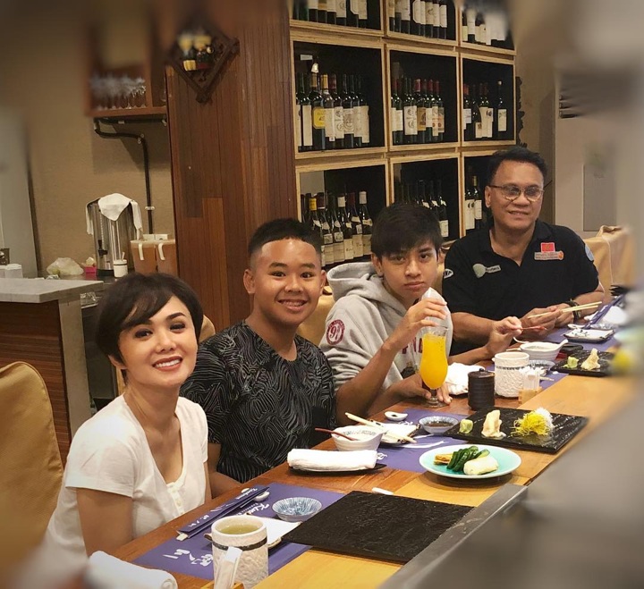 Yuni Shara Ceria Makan Bareng Henry Siahaan dan Buah Hati Mereka