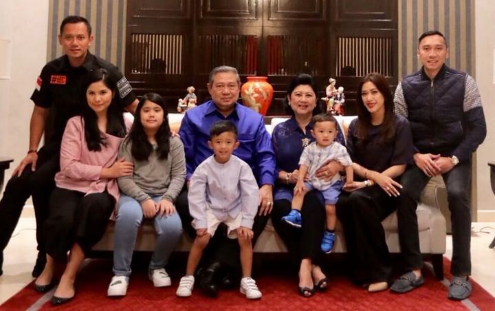 AHY dan Ibas Antar Ibunda ke Liang Lahat, Air Mata SBY Menetes di Depan Pusara Ani Yudhoyono
