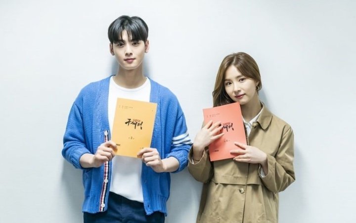 Visual Cha Eunwoo dan Shin Se Kyung Bersinar di Sesi Baca Naskah 'Rookie Historian Goo Hae Ryung'
