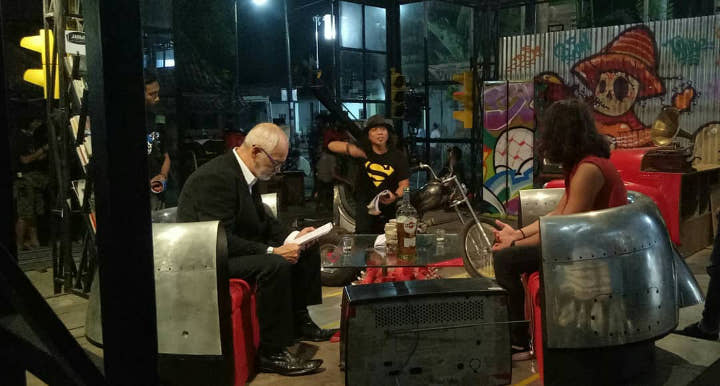 Robby Sugara Serius Membaca Skrip Dialog di Lokasi Syuting