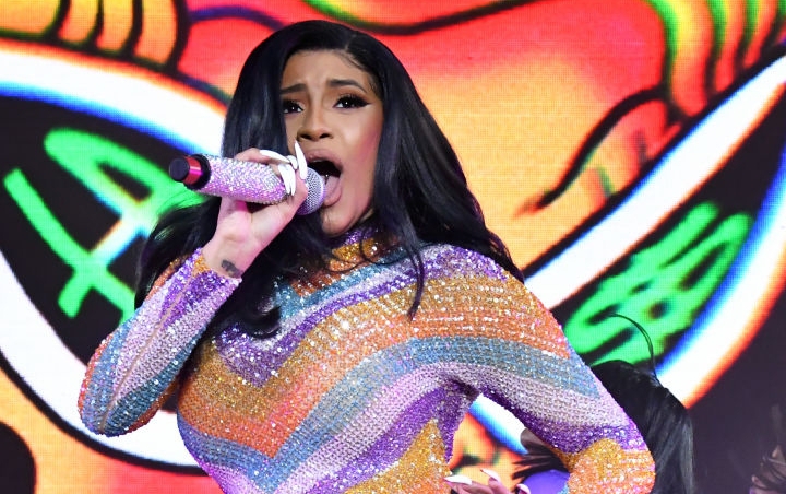 Cardi B Pamer Bokong di Atas Panggung Gara-Gara Kostum Robek