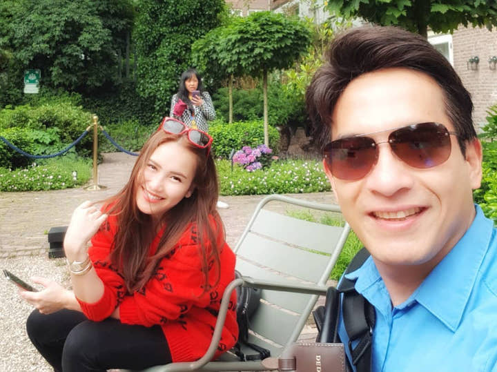 Ayu Ting Ting dan Dedi Mulya Selfie Ceria Saat Berada di Belanda