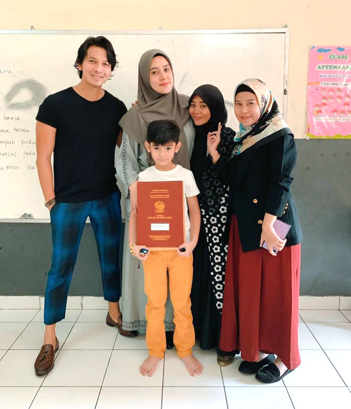 Kompak Ambil Rapor Anak di Sekolah