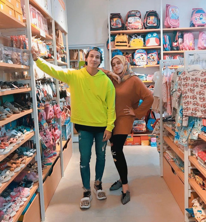 Foto Bareng di Sela-Sela Belanja Keperluan Anak