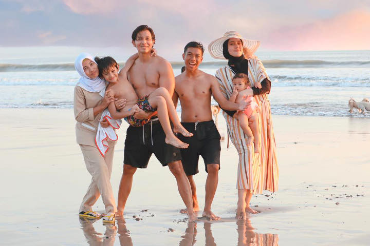 Santai Liburan Bersama di Pantai