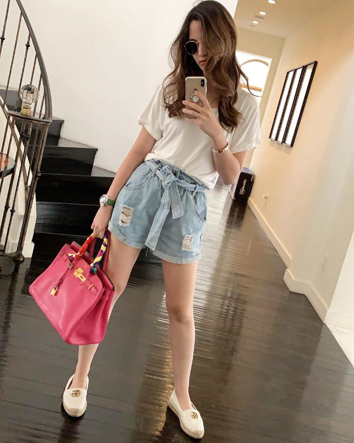 Padukan Kaus Polos dengan Hotpants Bak Anak Gadis