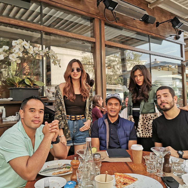 Super Stylish Saat Nongkrong Bareng Suami