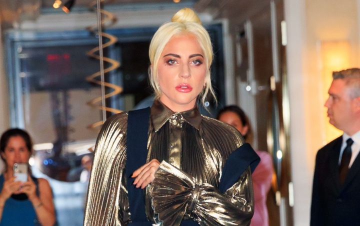 Lady Gaga Pakai Anting Rancangan Rinaldy Yunardi Saat Promosikan Bisnis Kosmetik