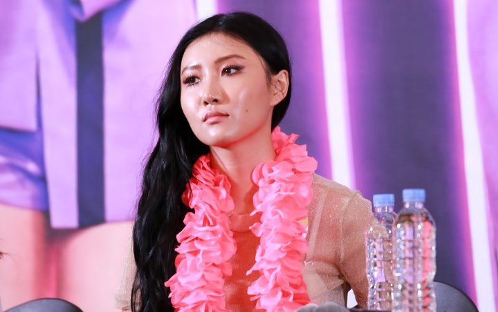 Hwasa Mamamoo Bikin Geger Tak Pakai Bra di Bandara, Inikah Alasannya?