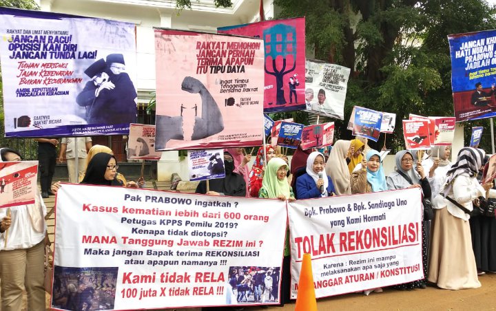 Massa Emak-Emak Demo dan Takbir di Depan Rumah Prabowo Tolak Rekonsiliasi