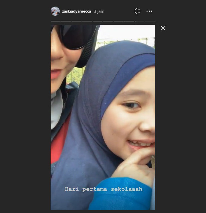 Zaskia Adya Mecca Naik Motor Demi Hindari Macet Saat Antar Anak Sekolah