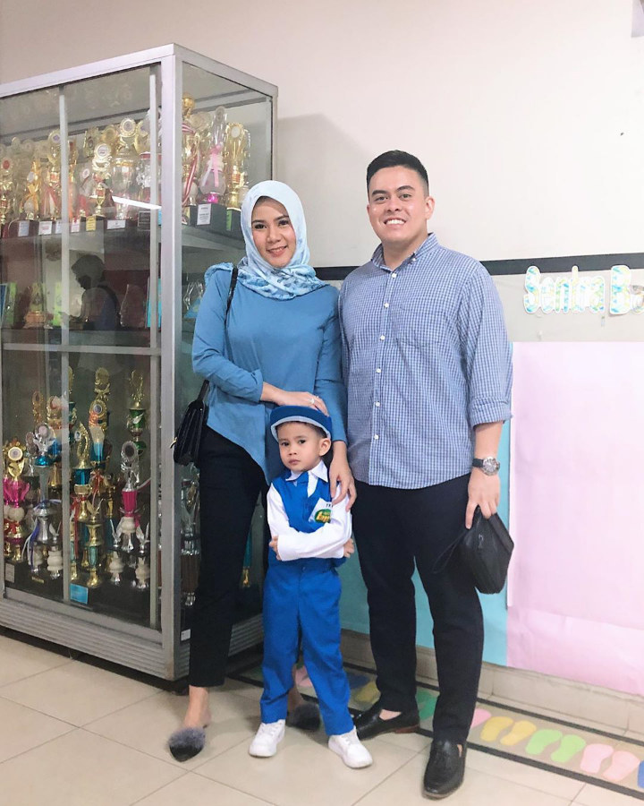 Cynthia Ramlan Wajib Foto Antar Anak Sekolah di Hari Pertama