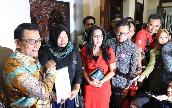 Baiq Nuril dan Menkumham Serahkan Permohonan Amnesti ke Jokowi