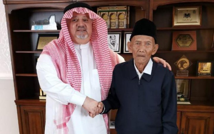 Kakek Asal Indonesia Ini Diberangkatkan Haji Oleh Raja Salman Usai Videonya Viral di Arab Saudi