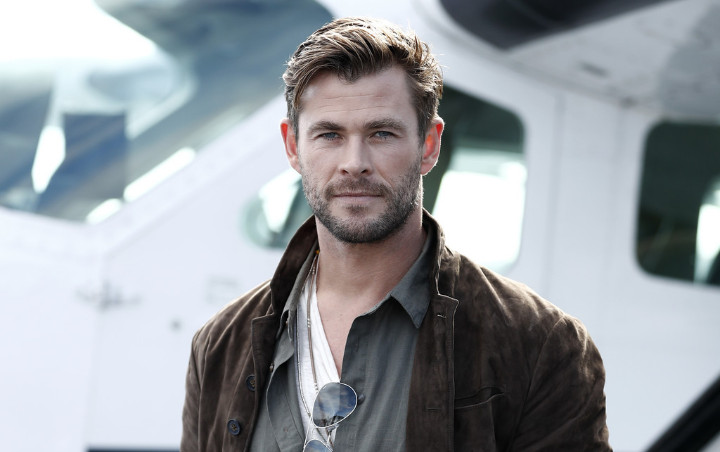 Chris Hemsworth Pamer Workout di Dalam Air, Malah Disebut Kurang Kerjaan