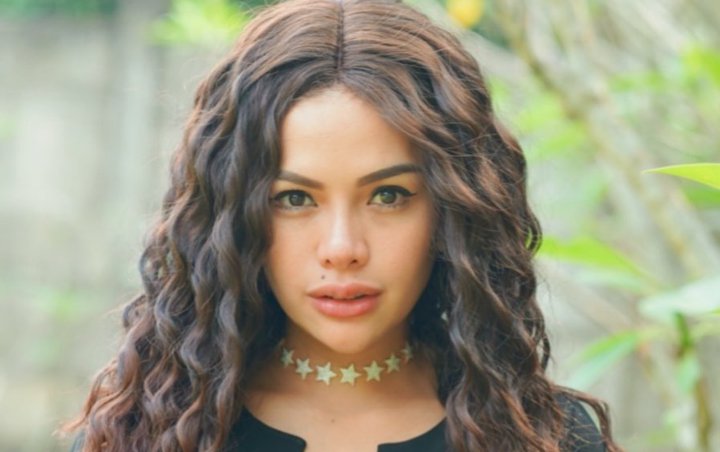Nikita Mirzani Tangisi Meninggalnya Wartawan Kesayangan, Menyesal Abaikan Pesan Terakhir Mendiang