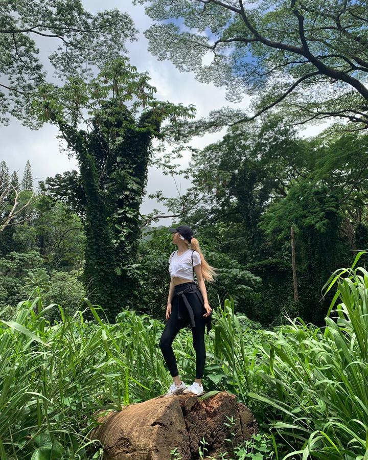 Potret Rose Asyik Hiking di Air Terjun Manoa
