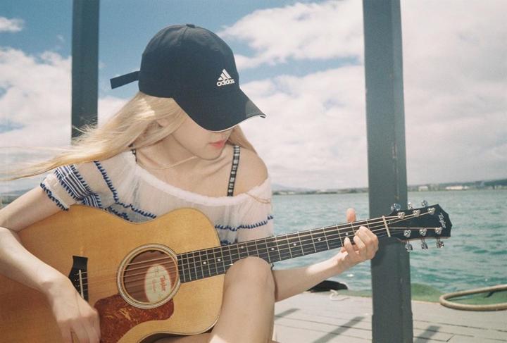 Rose Seksi Bermain Gitar