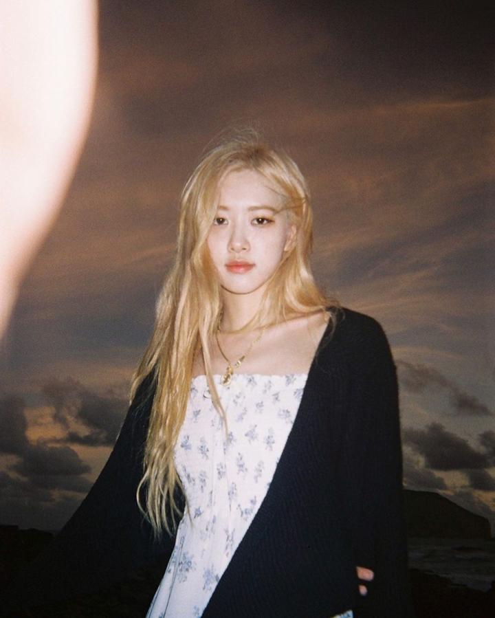 Wajah Sendu Rose yang Tetap Terlihat Cantik