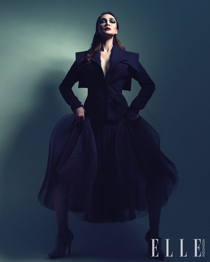 Tampil Serba Hitam, Luna Maya Pamer Pose Unik 