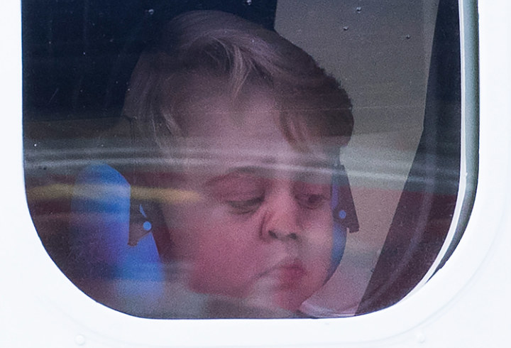 Wajah Lucu Pangeran George Saat Hidungnya Nempel di Jendela Pesawat