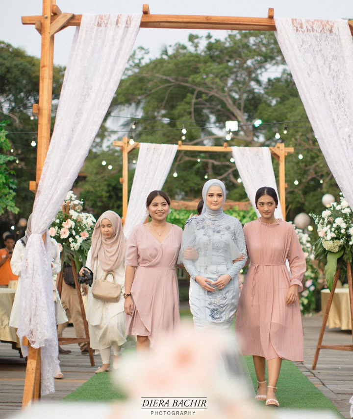Cut Meyriska Cantik Memasuki Lokasi Lamaran