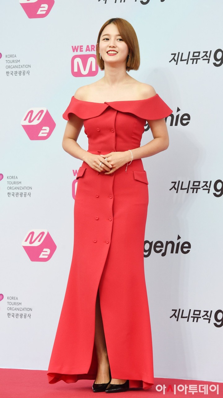 Nam Bo Ra Umbar Bahu Mulus dengan Gaun Merah Menyala