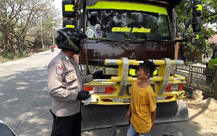 Bocah 15 Tahun Ini Hidup Sebatang Kara dan Nekat Jadi Sopir Truk Tronton di Bogor, Polisi Tercengang