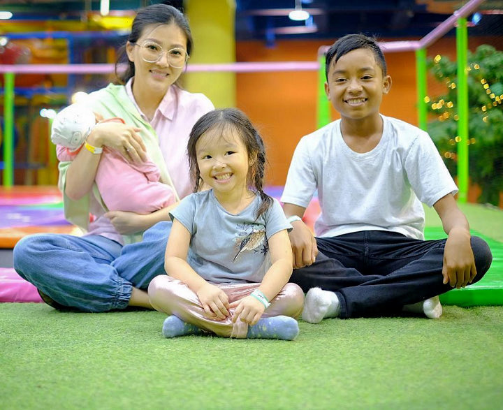 Habiskan Waktu Seru-Seruan Bersama Sarwendah dan Dua Adik Kecilnya