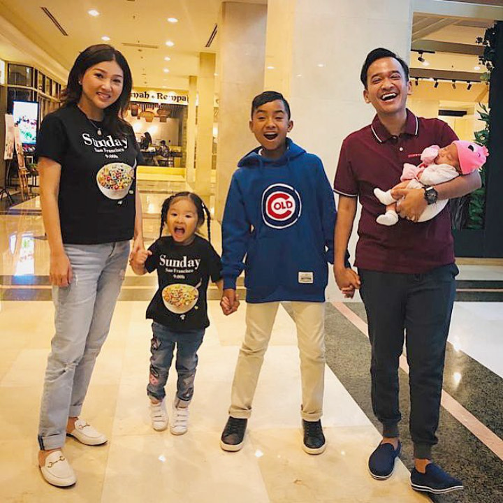 Pose di Mall Usai Jalan Bareng, Ekspresi Thalia Paling Disorot