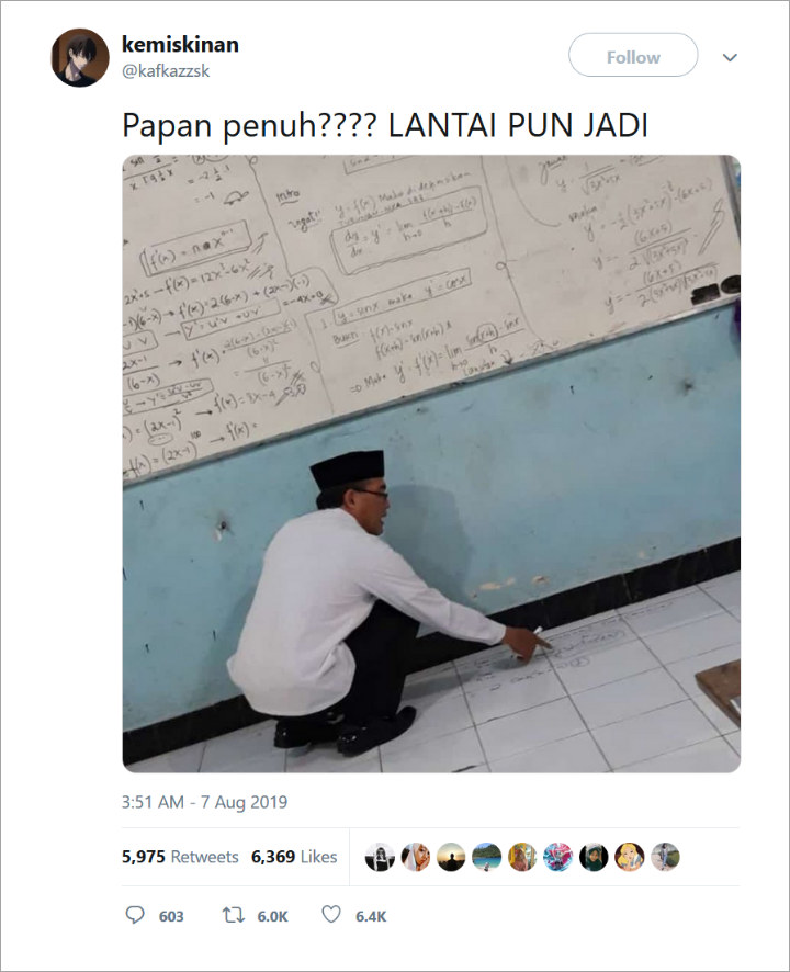 Totalitas Tanpa Batas, Aksi Pak Guru Menulis di Lantai Karena Papan Tulis Penuh Buat Warganet Salut