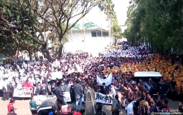 Aksi Demonstran Mahasiswa Tidak Hafal Lagu 'Indonesia Raya' Ini Tuai Cibiran Warganet