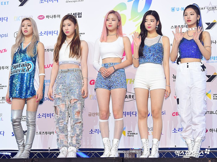 ITZY Berani Tampil Beda dengan Busana Gemerlapan