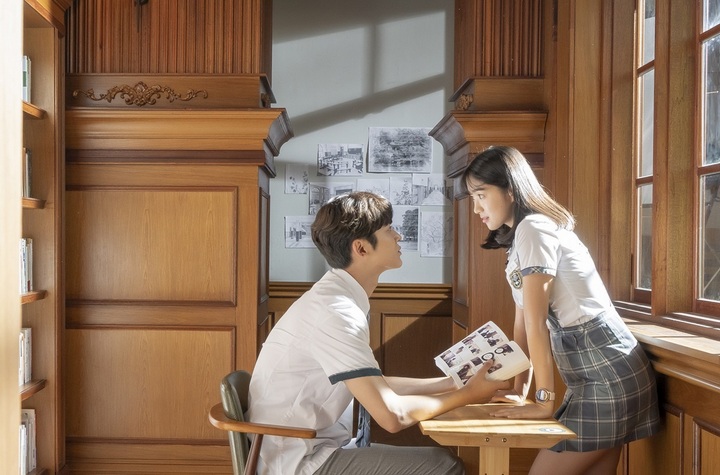 Rowoon SF9 dan Kim Hye Yoon Tatapan Intens di \'July Found By Chance\'