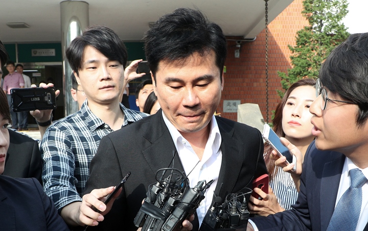 Kepala Yang Hyun Suk Kepentok Kamera Wartawan Malah Jadi Bahan Tertawaan