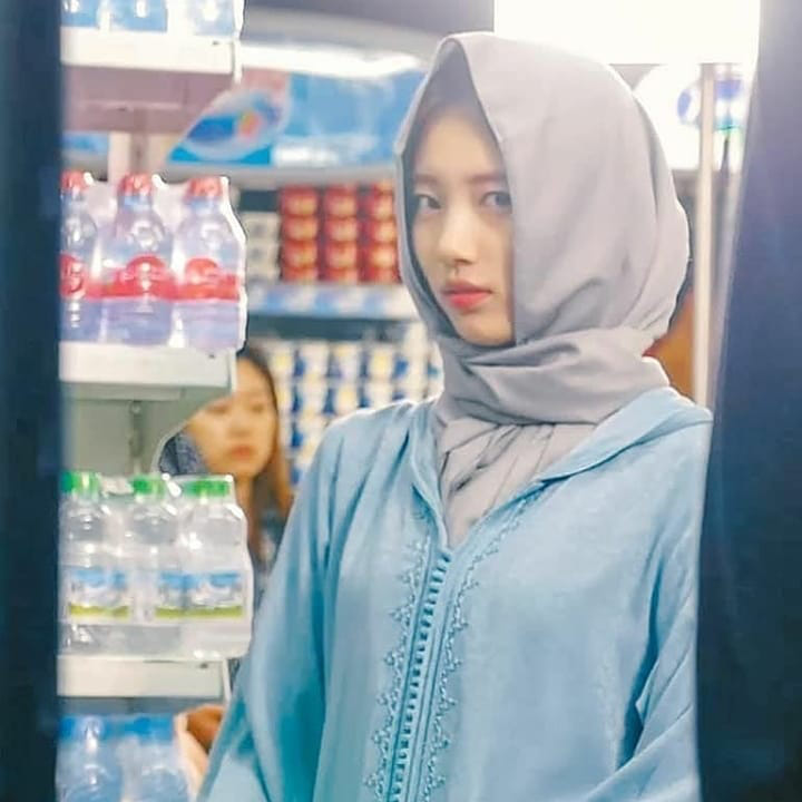 Suzy Pakai Kerudung di Lokasi Syuting \'Vagabond\', Visual Super Cantik Bikin Adem